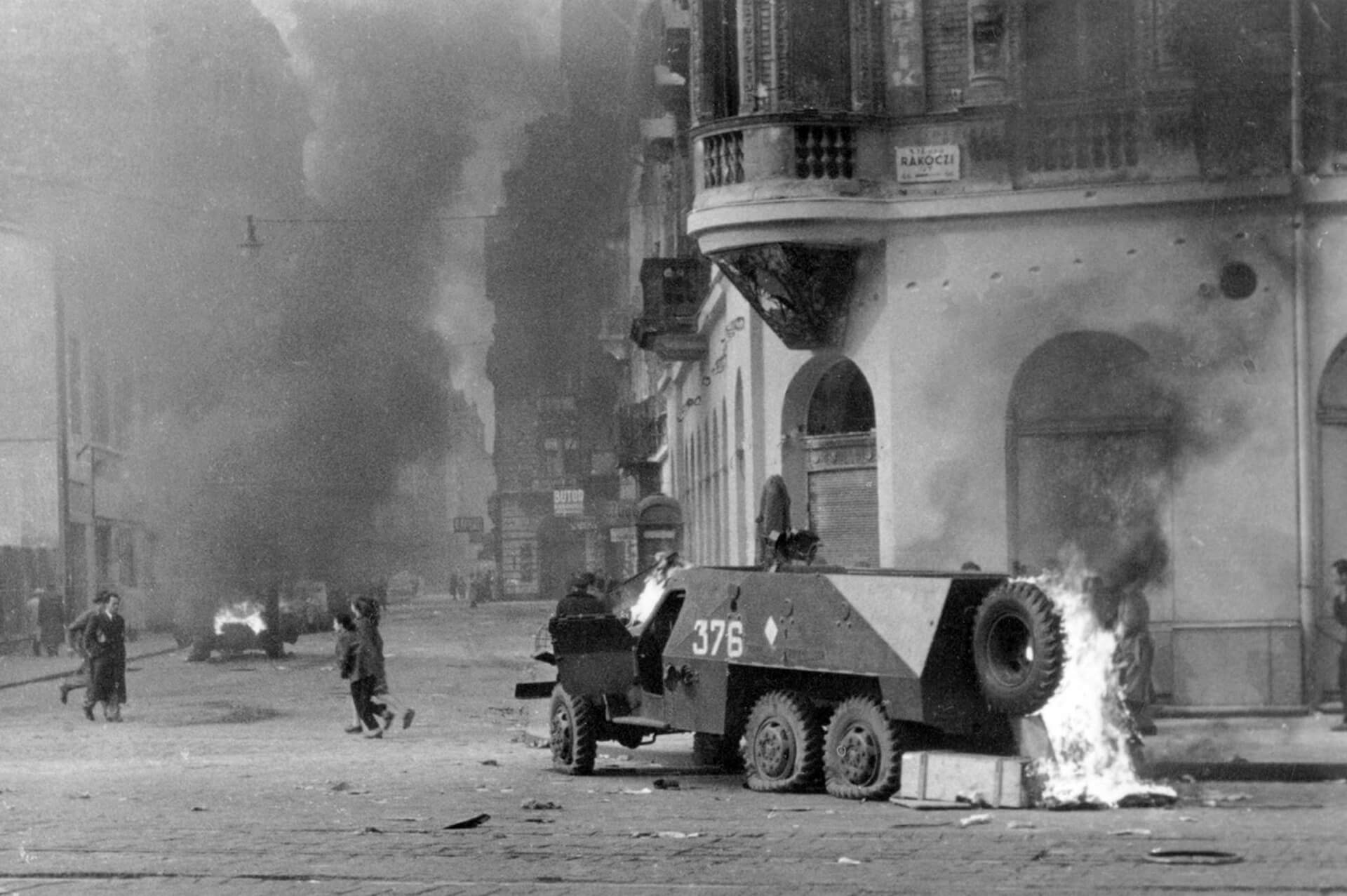 Guerra fría. Budapest. Vehículo blindado de transporte de tropas soviético BTR-152 en llamas. Imagen: Házy Zsolt -Fortepan — Wikimedia Commons.