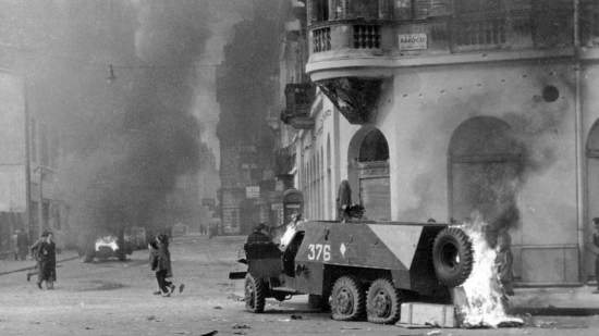 Guerra fría. Budapest. Vehículo blindado de transporte de tropas soviético BTR-152 en llamas. Imagen: Házy Zsolt -Fortepan — Wikimedia Commons.