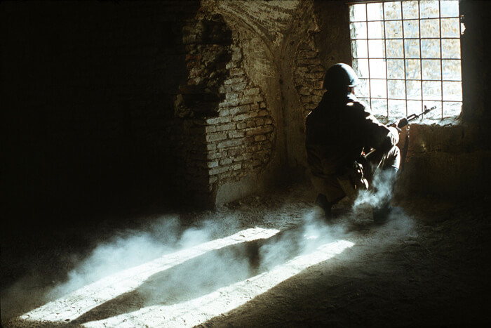 Un soldado soviético espera en las sombras. Imagen: Mikhail Evstafiev. Wikipedia.