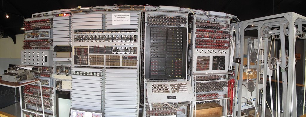 Vista frontal del Colossus reconstruido en el Museo Nacional de Informática