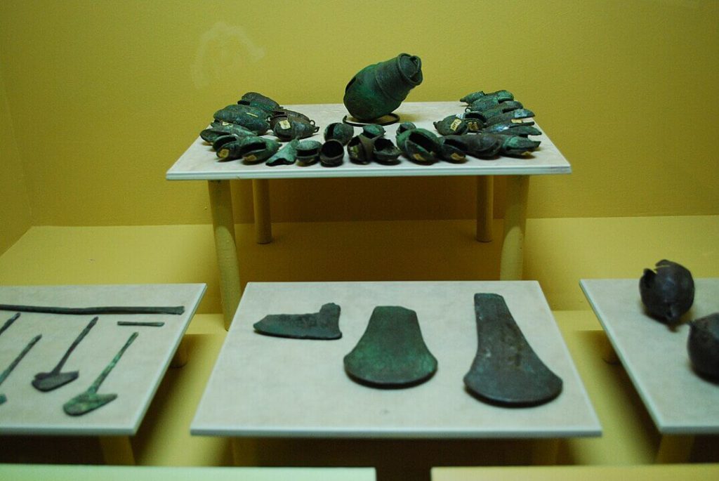 objetos de cobre prehispánicos en el Museo Regional de Chiapas.