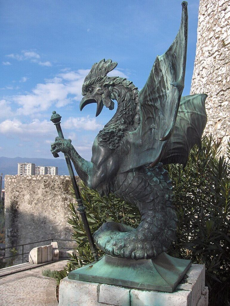Estatua de un basilisco en el castillo de Trsat, Croacia.