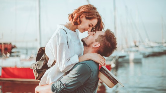 pareja en un puerto