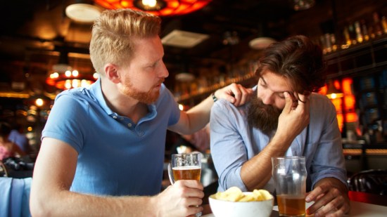 Un amigo te pregunta en un bar qué te pasa porque pareces preocupado. ¿Qué le dices?