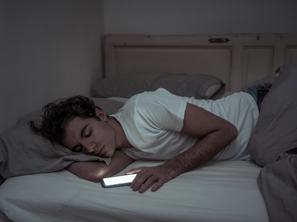 Hombre durmiendo con el móvil
