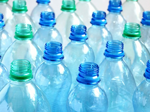 ¿Qué significa el triángulo que aparece en las botellas de plástico?