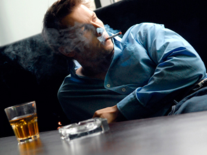 ¿Fumar mientras bebes alcohol aumenta la resaca?