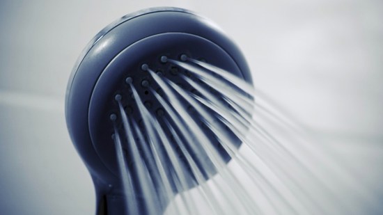 ¿Es mejor ducharse con agua fría o caliente?