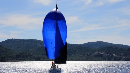 ¿Cómo puede navegar un velero contra el viento?