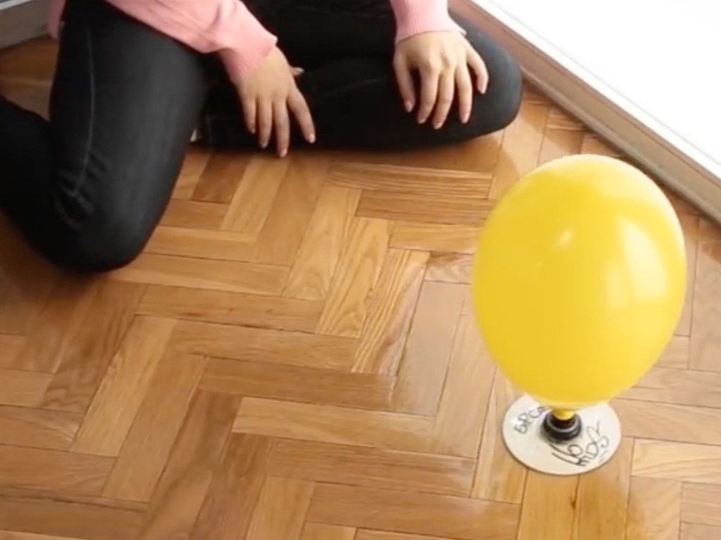 Experimentos con globos navideños. YouTube.