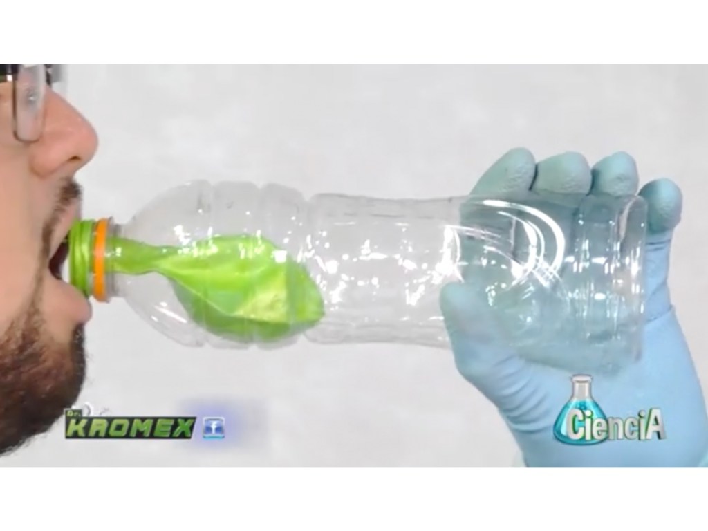 Experimentos con globos navideños. YouTube.
