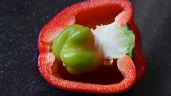 Un pimiento con otro pimiento dentro
