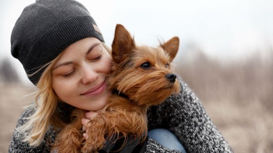 chica abrazando a perro en invierno