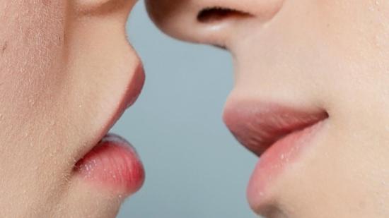 Dándose un beso