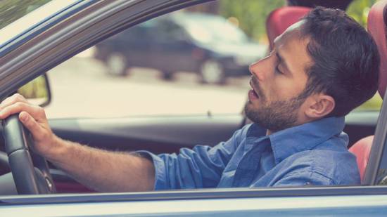Hombre al volante con sueño
