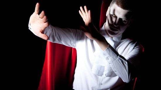 Hombre disfrazado de vampiro