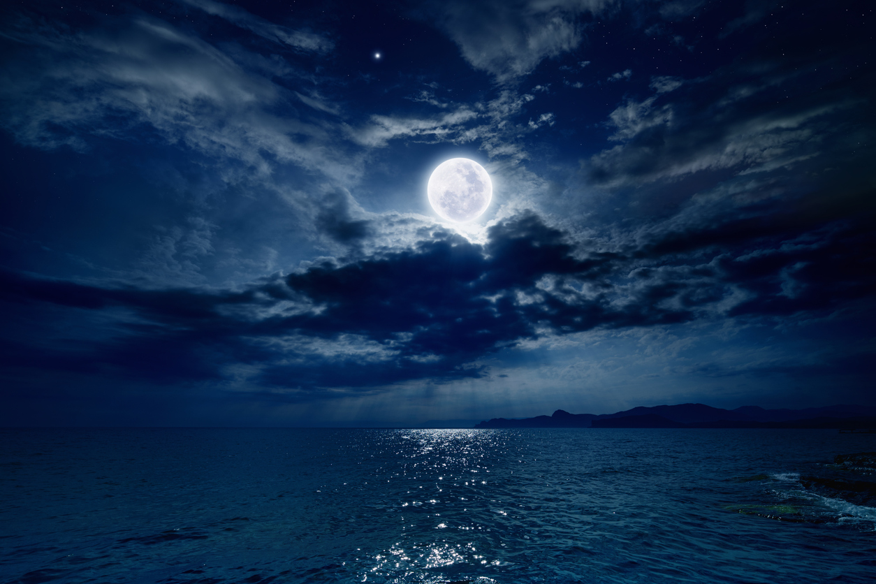 Luna llena en el mar