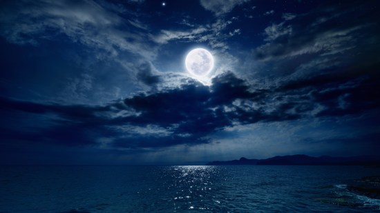 Luna llena en el mar