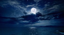 Luna llena en el mar