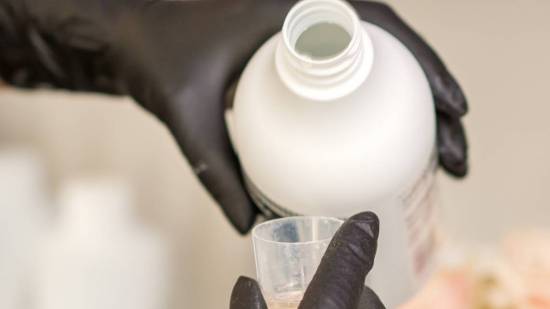 Llenando un vasito con agua oxigenada