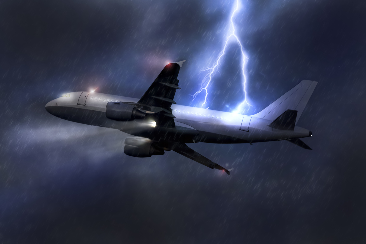 avión alcanzado por un rayo
