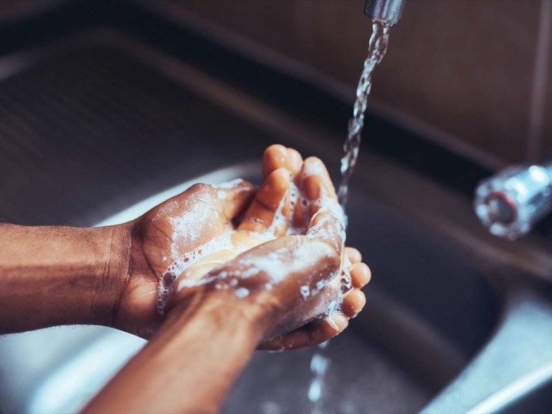 La higiene de manos antes de manipular comida es esencial para evitar contaminaciones.