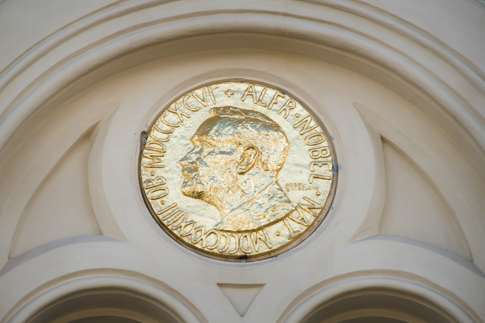 cinco-personas-doble-premio-nobel