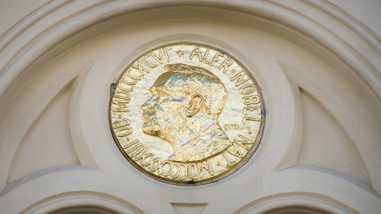 cinco-personas-doble-premio-nobel