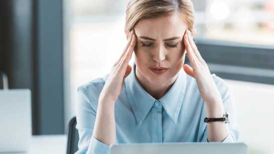 Mujer con dolor de cabeza