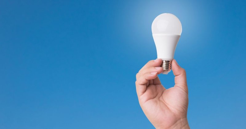 Desarrollan nuevo prototipo de bombilla LED que emite menos luz azul
