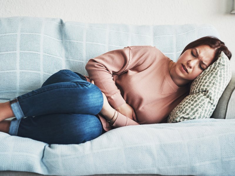 Mujer enferma en el sillón