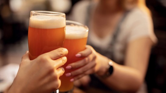 Mujer con cervezas