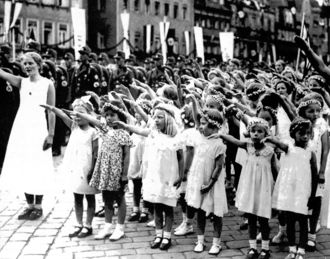 Niñas alemanas saludando al modo nazi