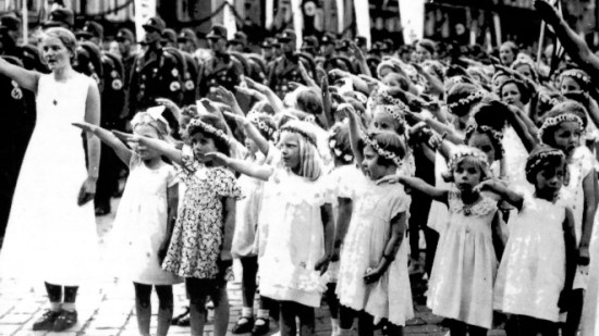 Niñas alemanas saludando al modo nazi