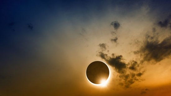 Primer eclipse solar