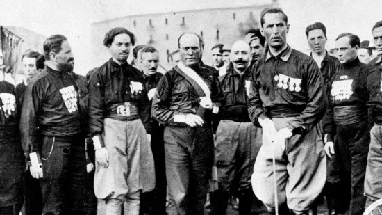 Mussolini en un congreso en Nápoles (1922)