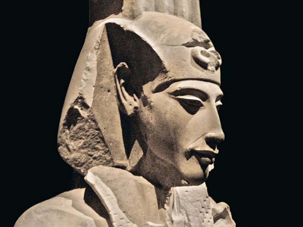 Estatua Akenatón