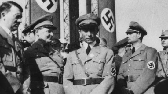 De izqda a derech Hitler, Goring, Goebbels y Hess en 1933