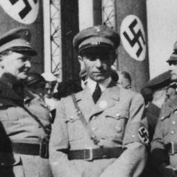 De izqda a derech Hitler, Goring, Goebbels y Hess en 1933