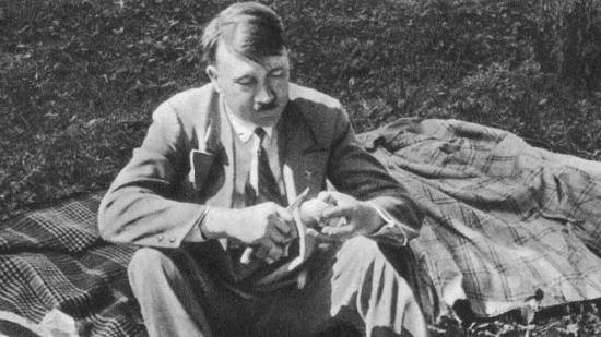 Hitler comiendo una manzana