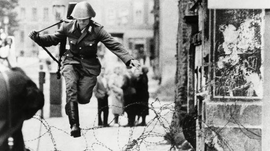 Conrad Schumann saltando el  muro Berlin