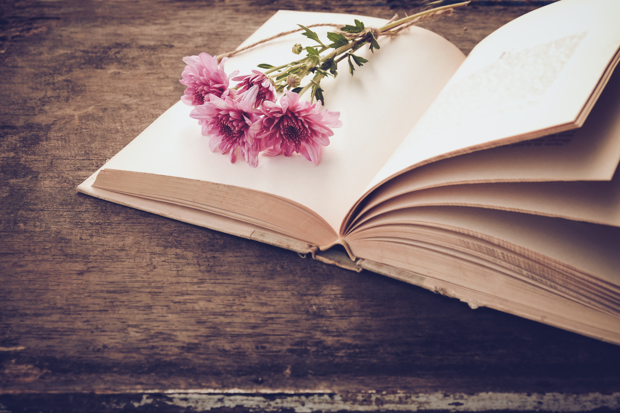 flores sobre libro