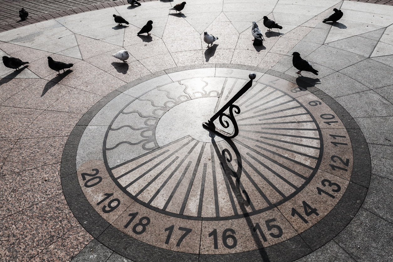Palomas caminan sobre el reloj de sol urbano sobre pavimento de piedra, en Sevostopol, Crimea /iStock