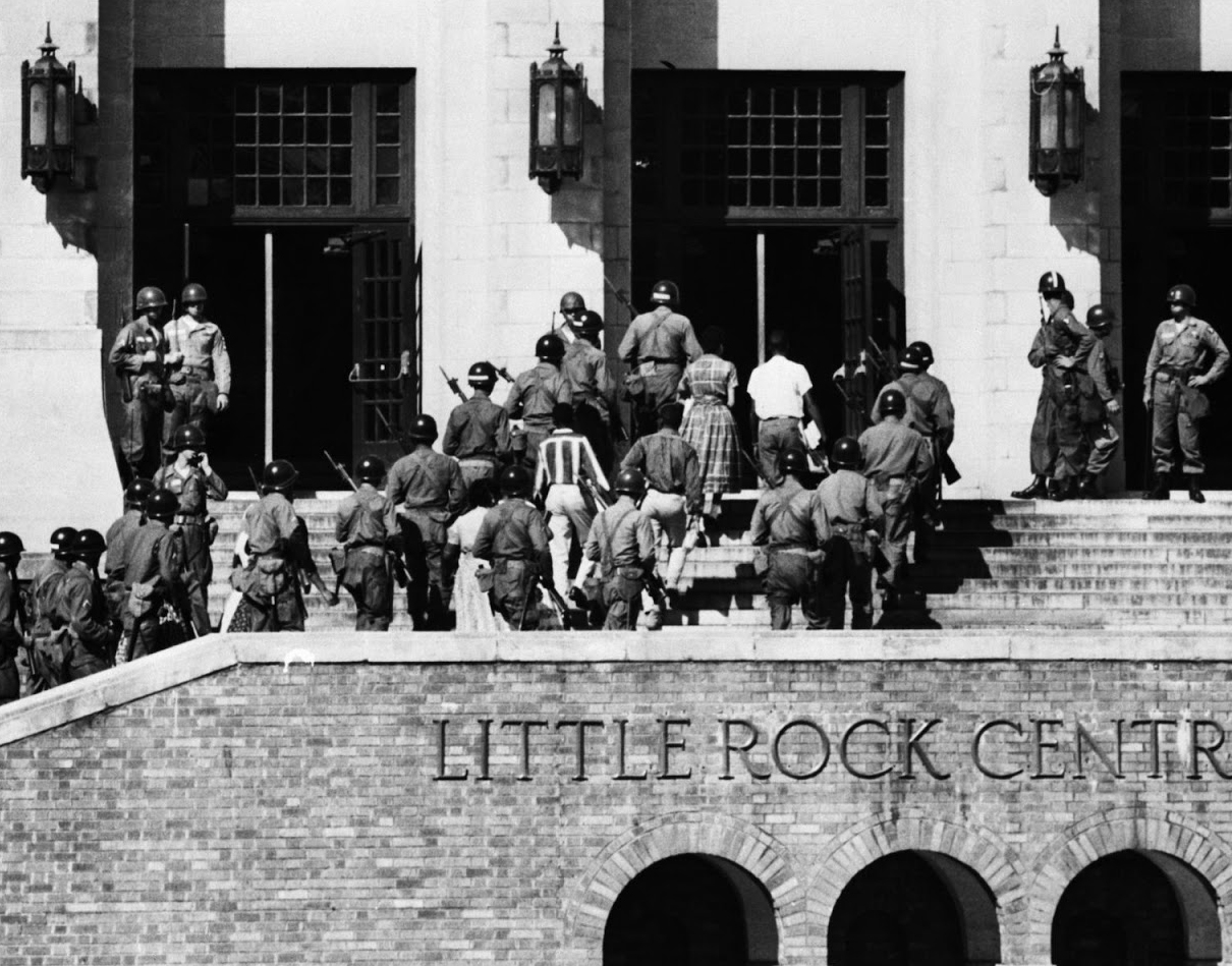 Estudiantes negros escoltados en Little Rock