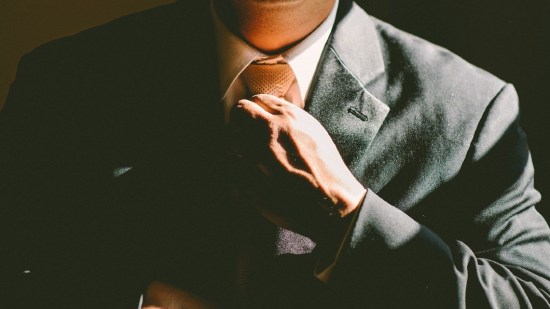 Trabajador con corbata