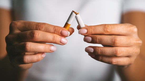 Mujer rompe cigarro