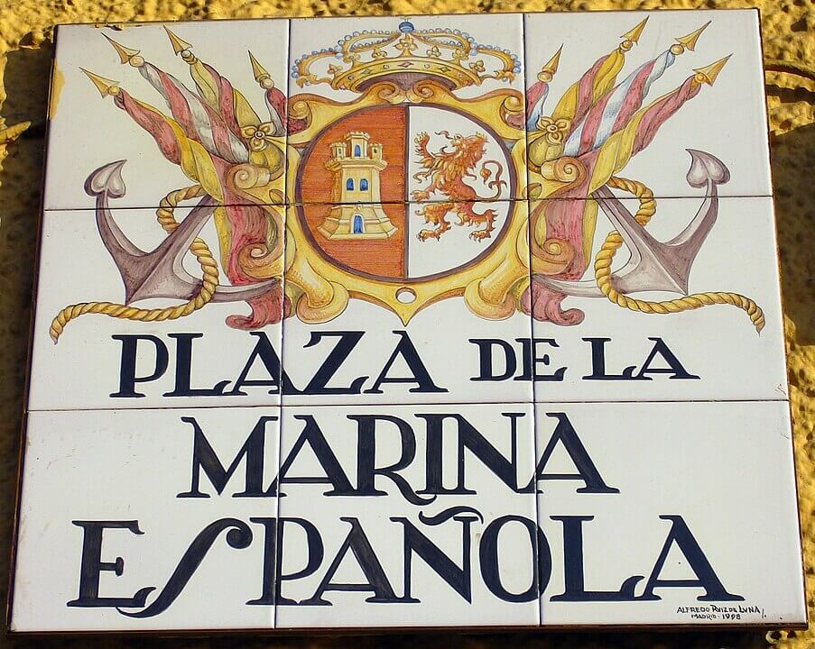 Escudo de España (entre 1785 y 1873 y entre 1875 y 1931). Placa en la Plaza de la Marina (Madrid). Imagen: Ignacio Gaviria - Wikimedia Commons.