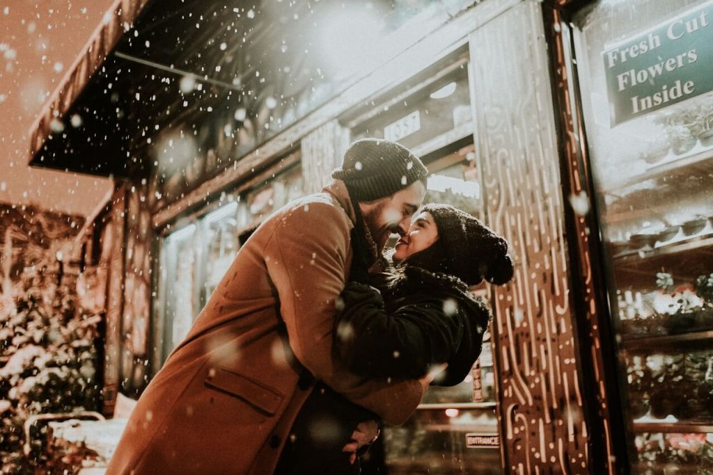 Beso. Imagen de StockSnap en Pixabay