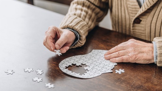 Hombre mayor haciendo un puzzle