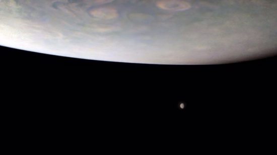Juno capta dos lunas en la lejanía de Júpiter
